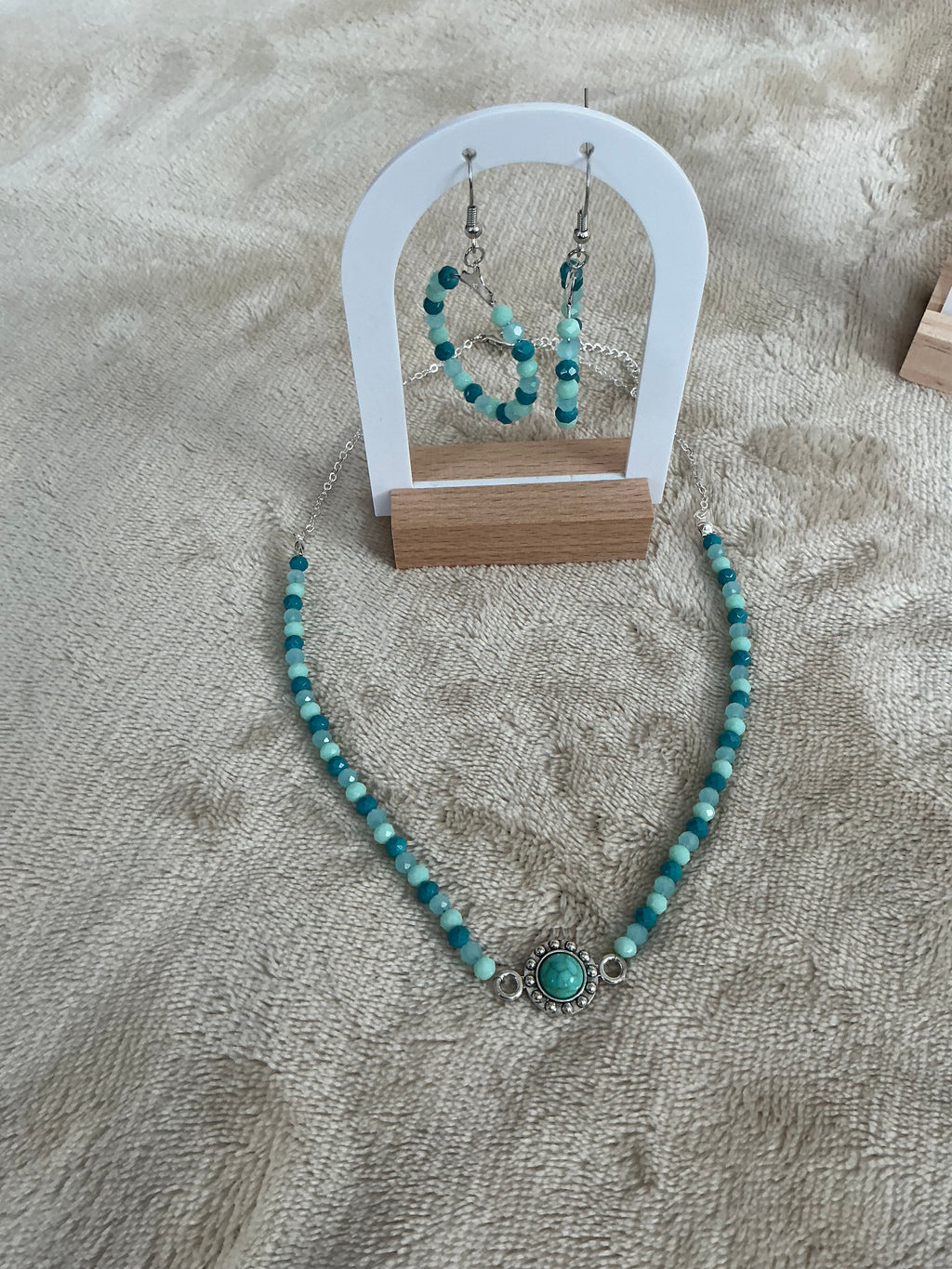 Turquoise‑Shade Beaded Jewellery Set – Necklace & Earrings