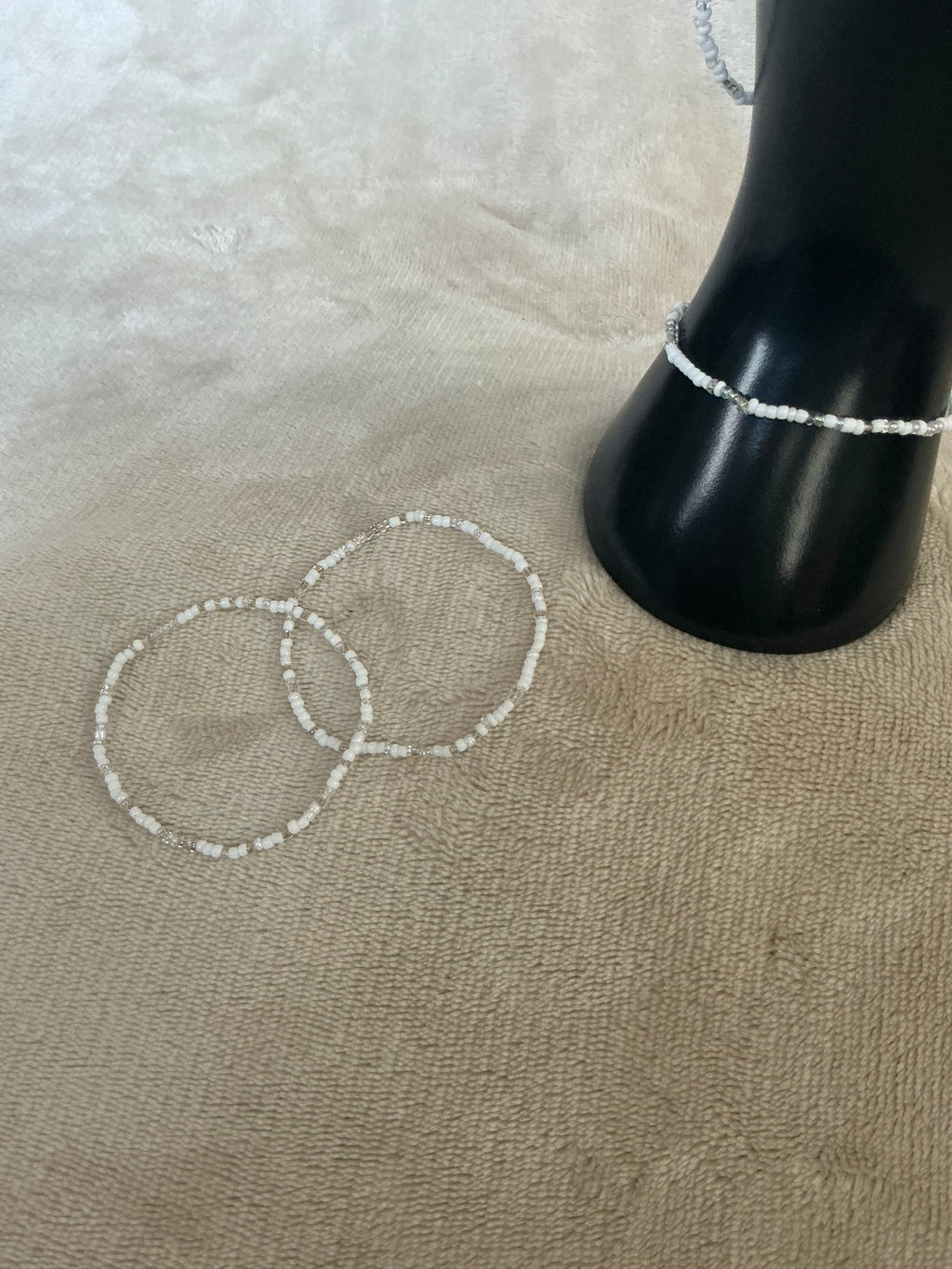 🤍 Pure White & Silver Beaded Bracelet